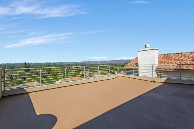 Building Photo - Modern 5-Bedroom Home with Spectacular Vie...