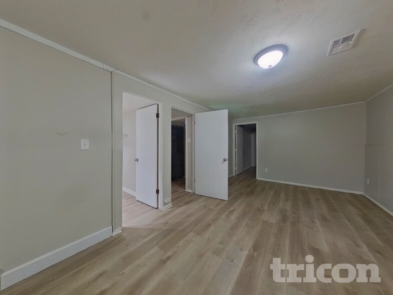 Building Photo - 5674 W Chestnut Ave