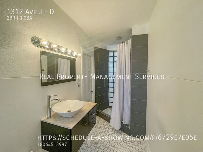 Building Photo - Nice, Large Loft Located Downtown with 2 B...