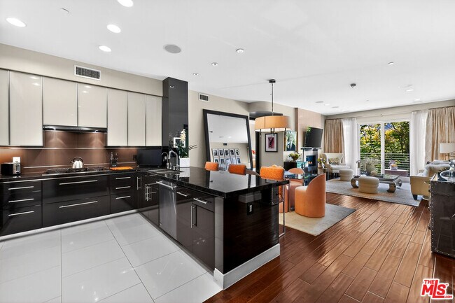 Building Photo - 1318 S Roxbury Dr