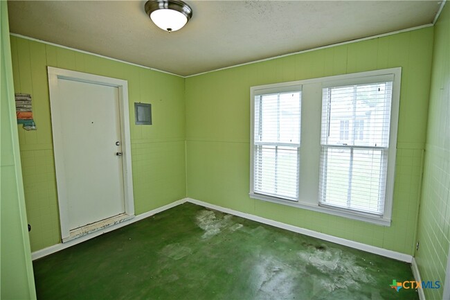 Building Photo - 108 E Clayton St