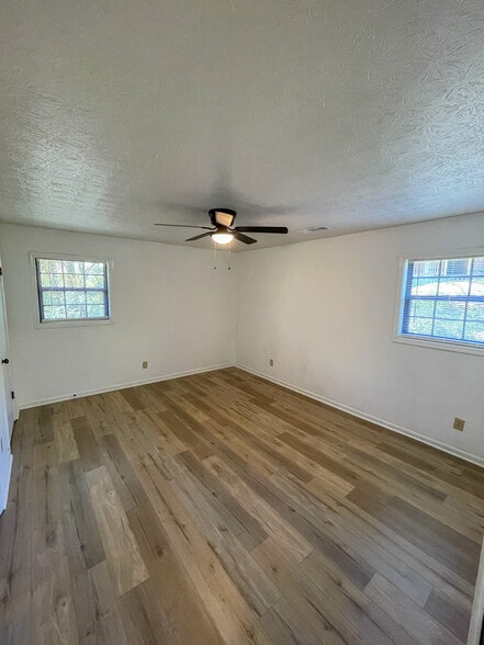 Building Photo - 1043 Chestnut Oak Ct NE