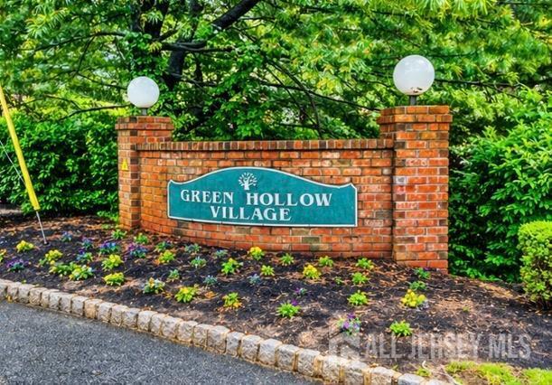 Building Photo - 812 Green Hollow Dr