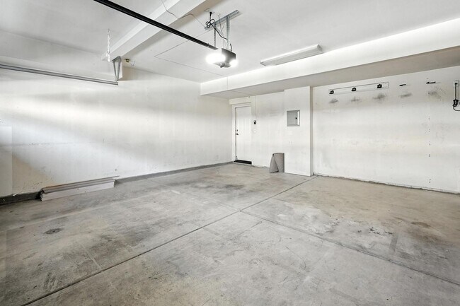 Building Photo - GORGEOUS 4+3 in Copperhill Area