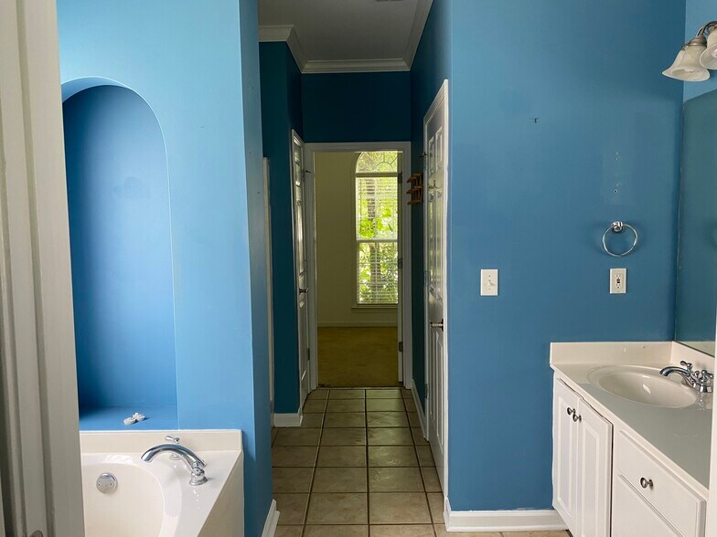 Building Photo - 6321 Overlook Dr