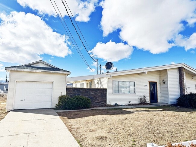 Building Photo - Remodeled 3 bedroom in Stead