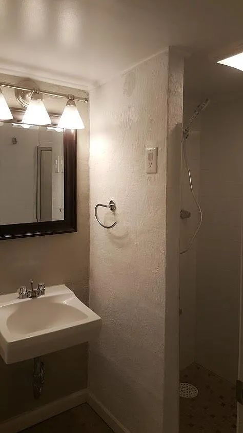 Building Photo - "Charming 3-Bed, 2-Bath Retreat with 1,690 Sq Ft of Comfort in Kansas City!"