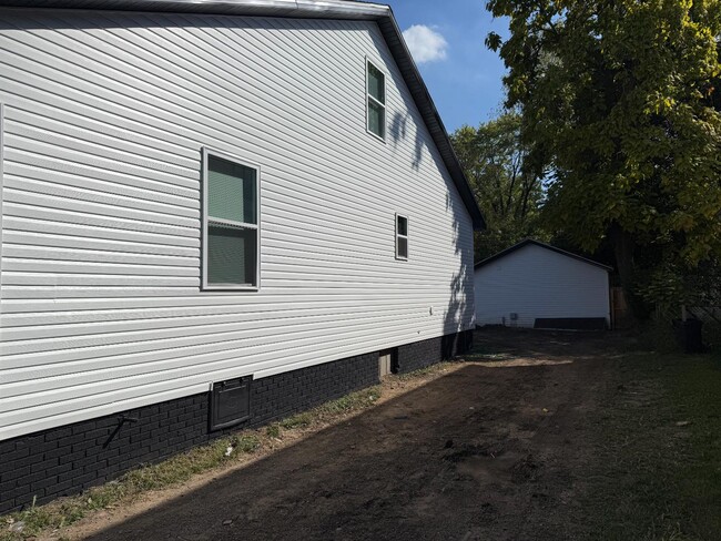 Building Photo - 705 E Riverside Dr