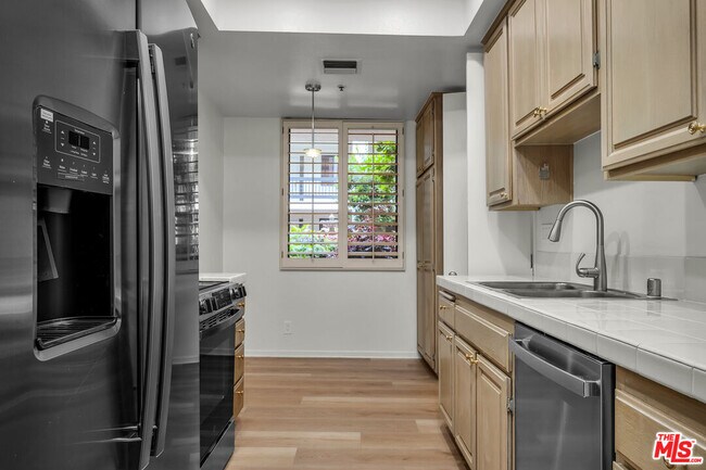 Building Photo - 2131 Century Park Ln
