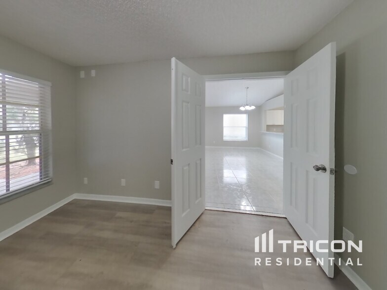 Building Photo - 2355 Island Club Way