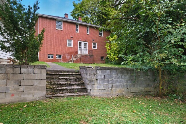 Building Photo - 8983 Highland Dr