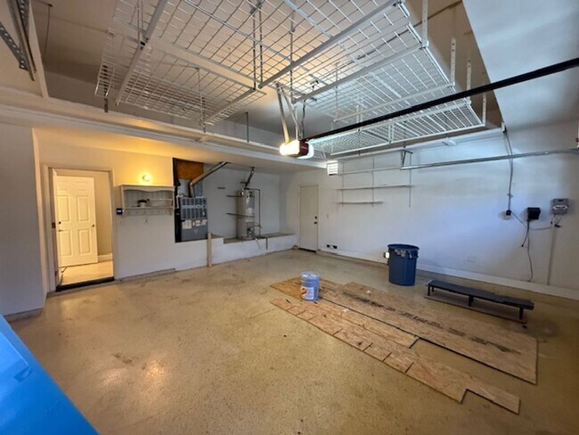 Building Photo - 4 bed / 2.5 bath plus large loft/family ro...