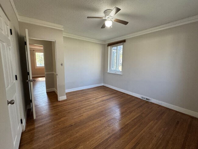 Building Photo - Ready to show!