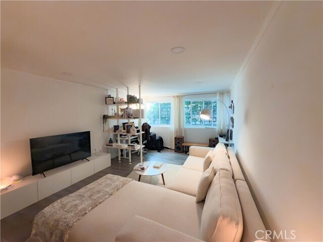 Building Photo - 532 N Rossmore Ave