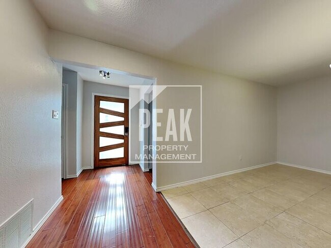 Building Photo - $2,600! Beautiful 3 Bed, 2 Bath home in Desirable Plano! Tour today!