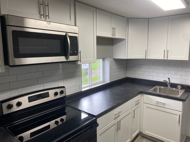 Building Photo - Elm/McDonald