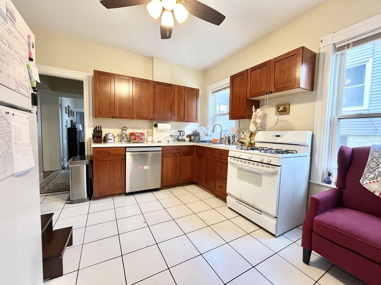 Building Photo - 45 Falkland St