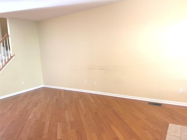 Building Photo - 890 Huntington Dr