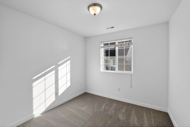 Building Photo - 6568 NE Deer Run St