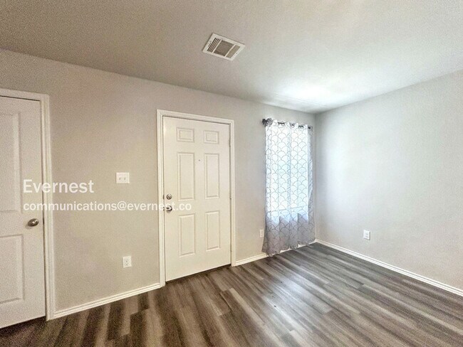 Building Photo - 118 Elizondo Way