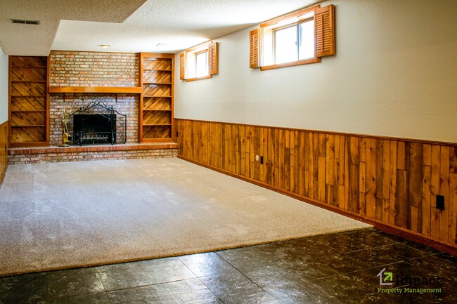 Building Photo - 8586 E Lakeview Dr