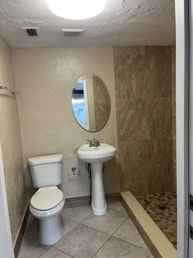 Building Photo - "Charming 3-Bed, 2-Bath Retreat on Seashore Drive – 1128 Sq Ft of Comfort!"