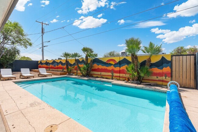 Building Photo - 9 E Del Rio Dr