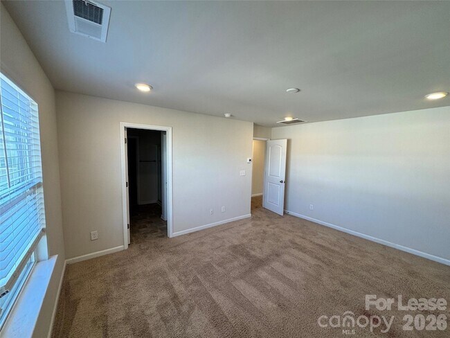 Building Photo - 2011 Weddington Pointe Dr