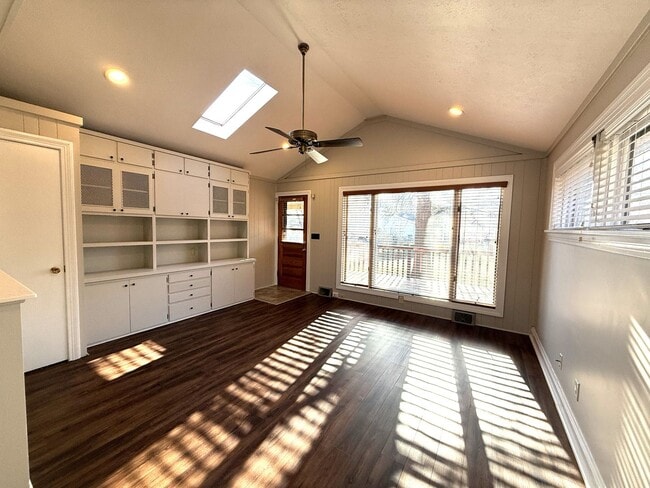 Building Photo - Spacious 3 Bedroom 2 Bath Home