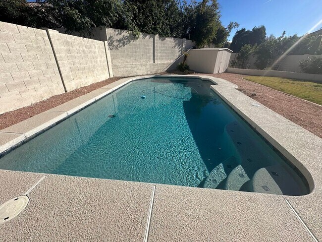 Building Photo - Gorgeous 4 bedroom Scottsdale home with POOL and 3 car garage