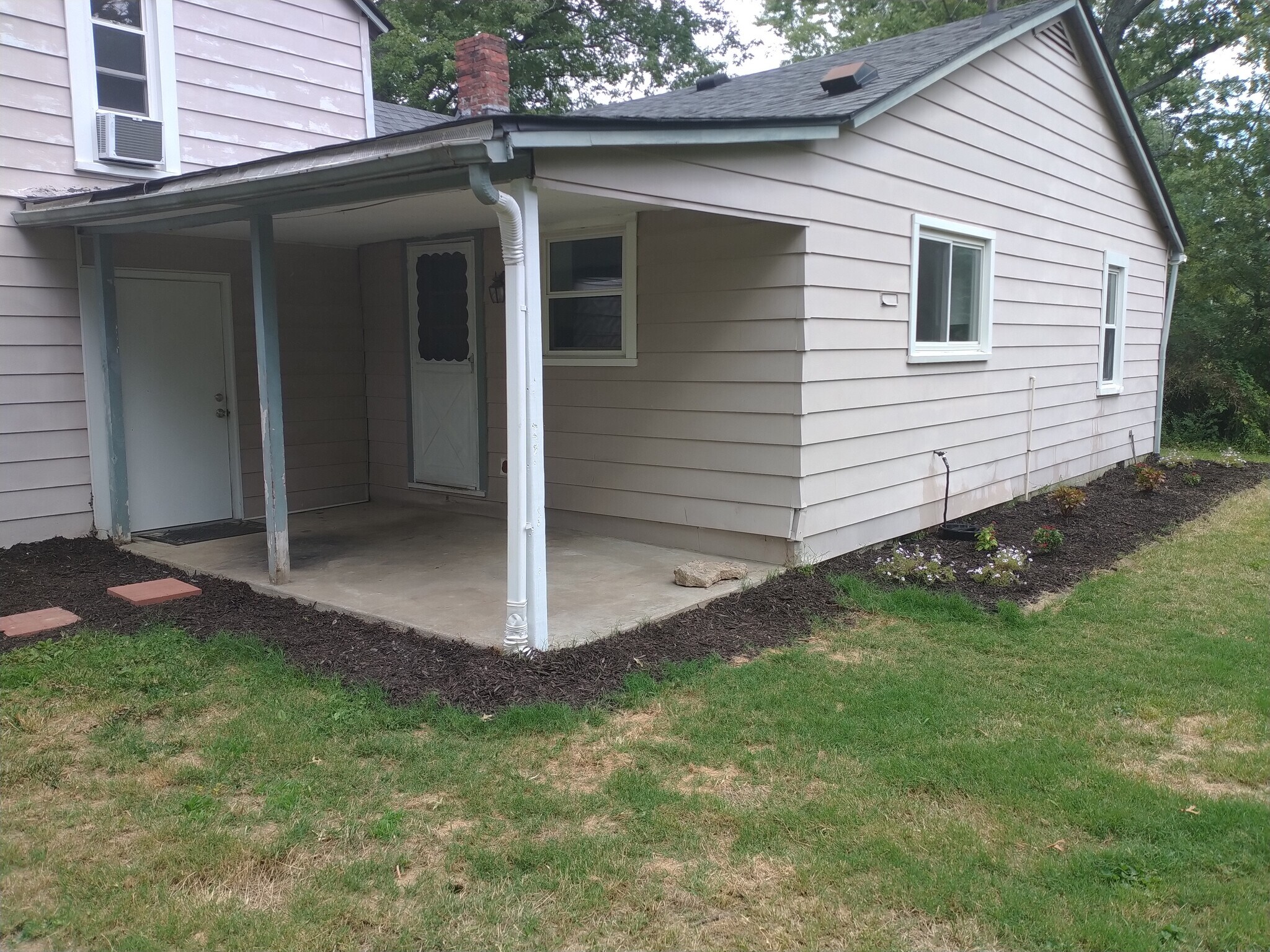 Never get wet with this covered patio leading to the garage and the kitchen. - 10106 Wingfield Rd