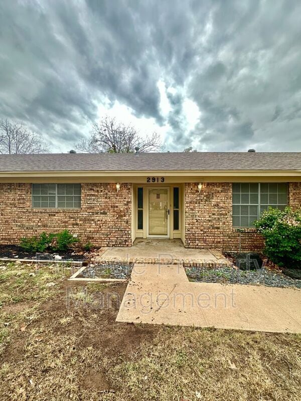 Building Photo - 2913 Oak Forest Dr