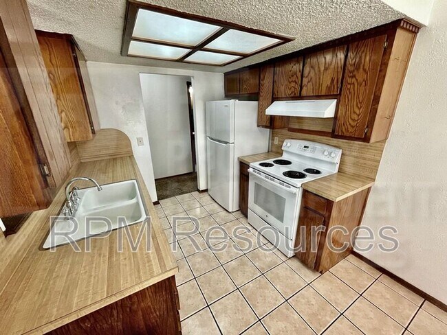 Building Photo - 7002 Woodlake Dr