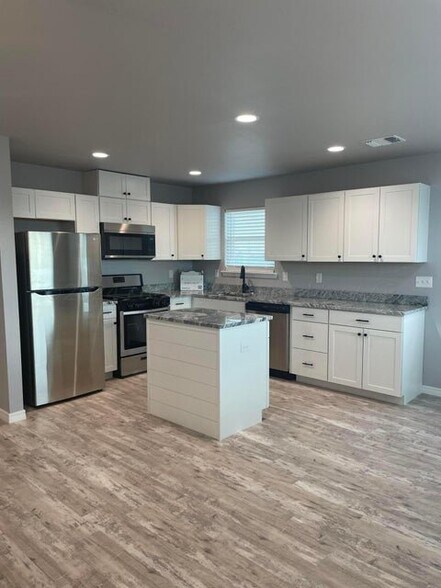 Building Photo - 14507 Periwinkle Dr