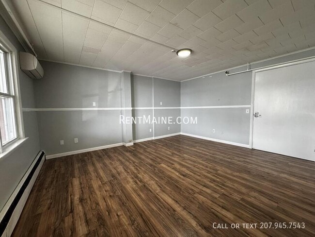 Building Photo - 513 Main St