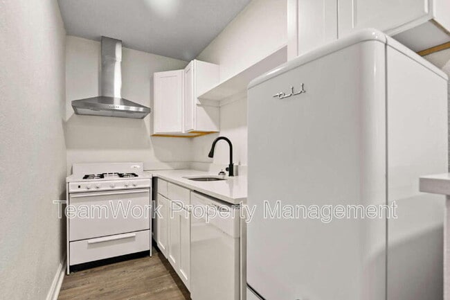 Building Photo - 3103b Azalea Dr