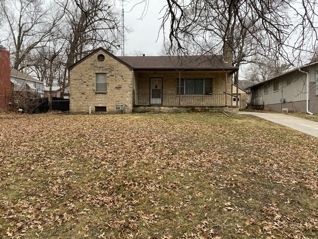 Building Photo - Charming Woods Park Home | 2 Bed | Fenced Yard | Garage | $1800/mo