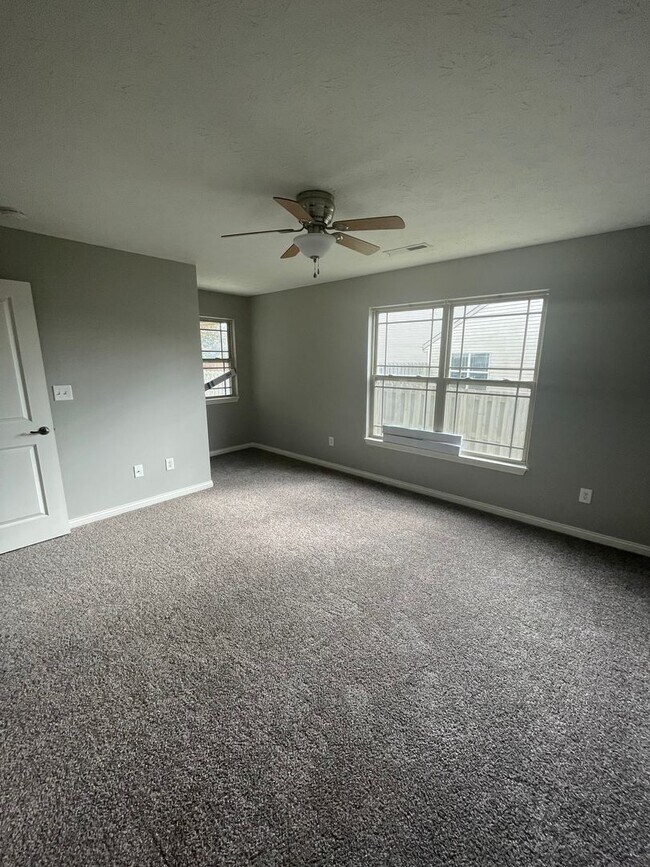 Building Photo - Three Bedroom Single Family Home - Great N...