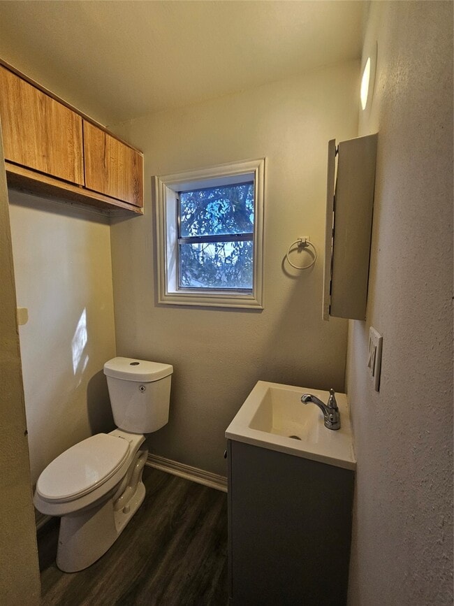 Building Photo - 1410 Lake Rd