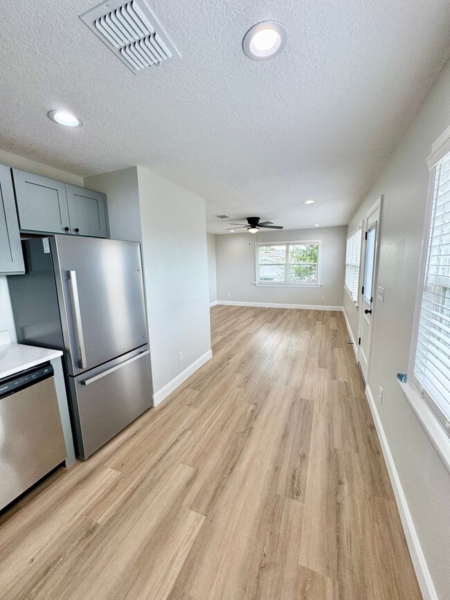 Building Photo - Beautifully Renovated 2-Bed/1-Bath Upstair...