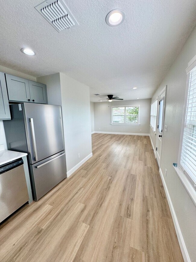 Building Photo - Downtown Clermont - Beautifully Renovated 2-Bed/1-Bath Upstairs Unit with Stunning Lake Minneola ...