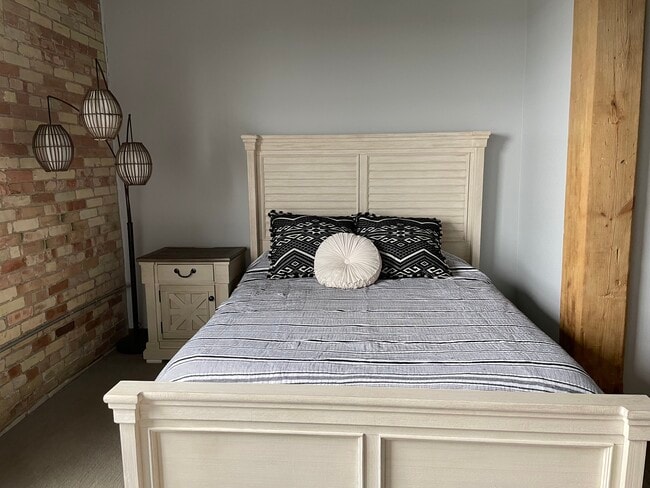 Building Photo - 940 Monroe Ave NW