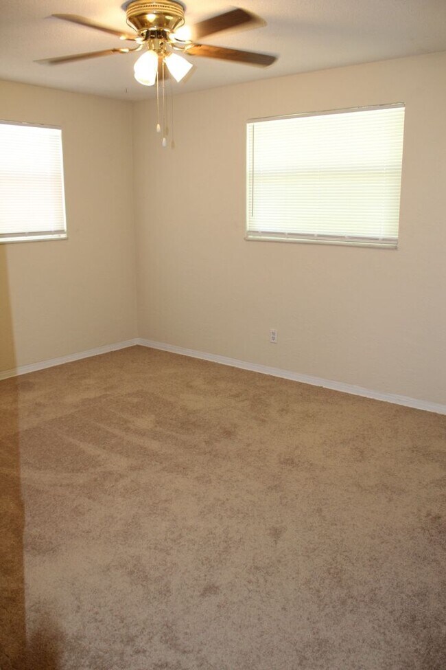 Building Photo - Half duplex close to the beach!