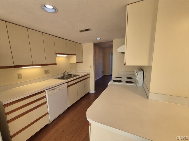 Building Photo - 435 Summerhaven Dr N