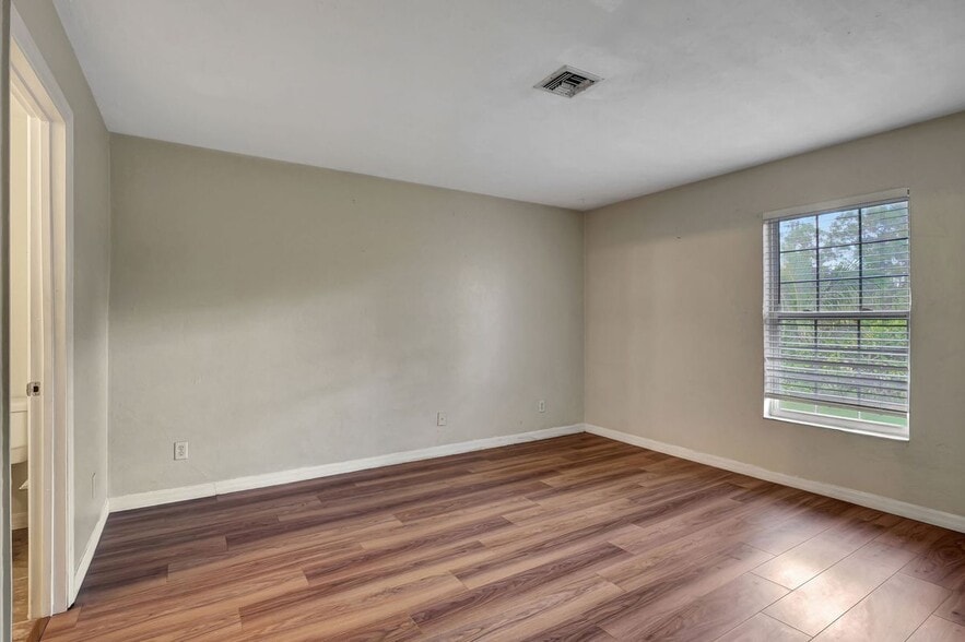 Building Photo - 706 111th Ave N