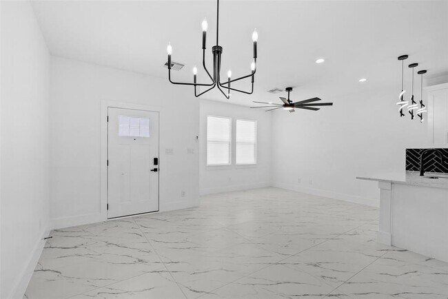 Building Photo - 9110 Everglade Dr