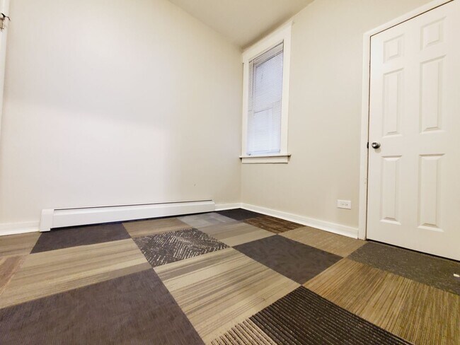 Building Photo - 2 Bedroom 1 Bath in East Chicago