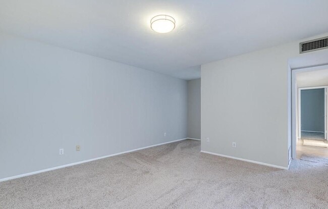 Building Photo - 2439 E Del Rio Dr