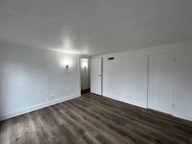 Building Photo - ** Move in Special ** Updated 3-Bedroom, 1-Bathroom Home – $1,100/Month