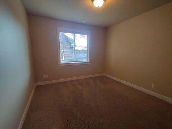 Building Photo - Stunning Renaissance Home, 5 bedroom 3 ful...